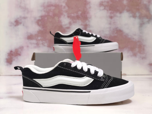 VNS VANSS K NU SCHOOL NEGRO BLANCO