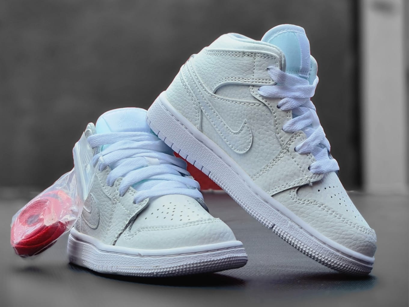 NKE JRND RETRO 1 TRIPLE WHITE KIDS