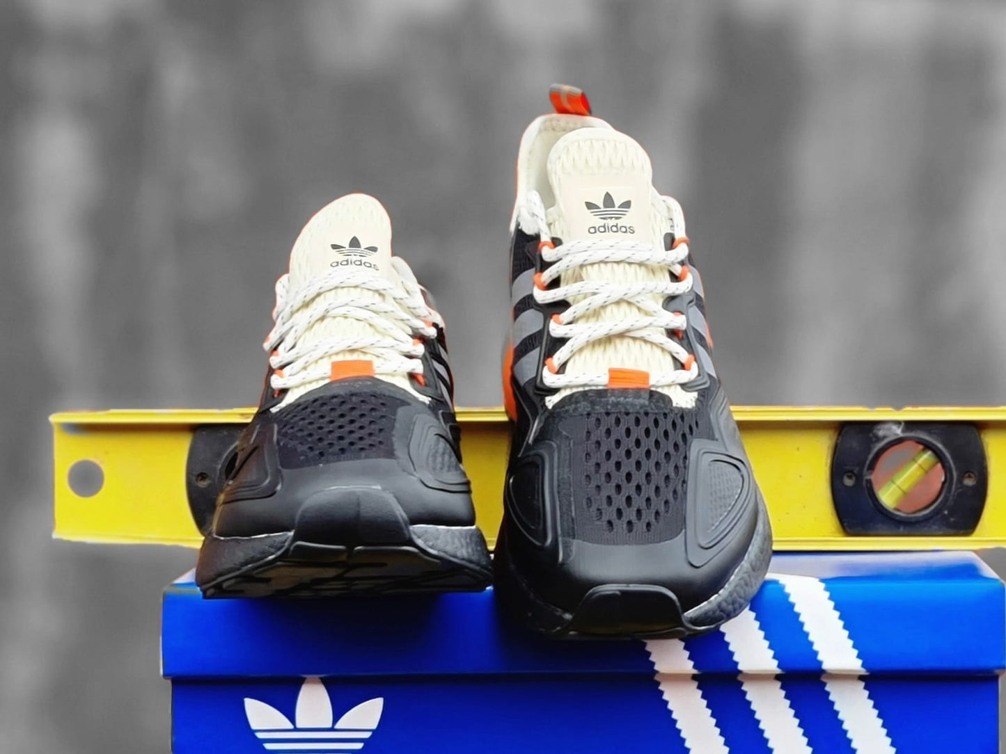 ADDS ULTRABOOST ZX 2K BLACK RED