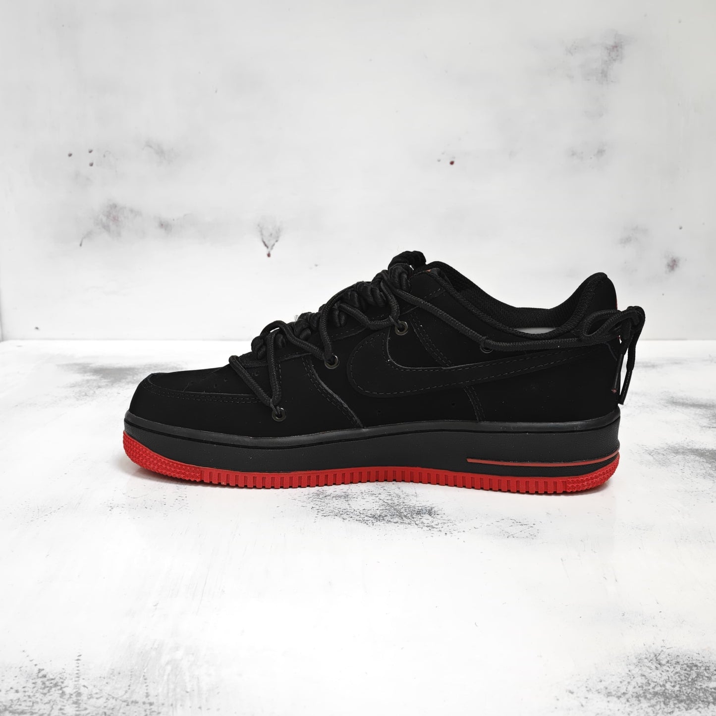 NKE AIR FORCE ONE CUSTOM TWO LACES BLACK RED SOLE