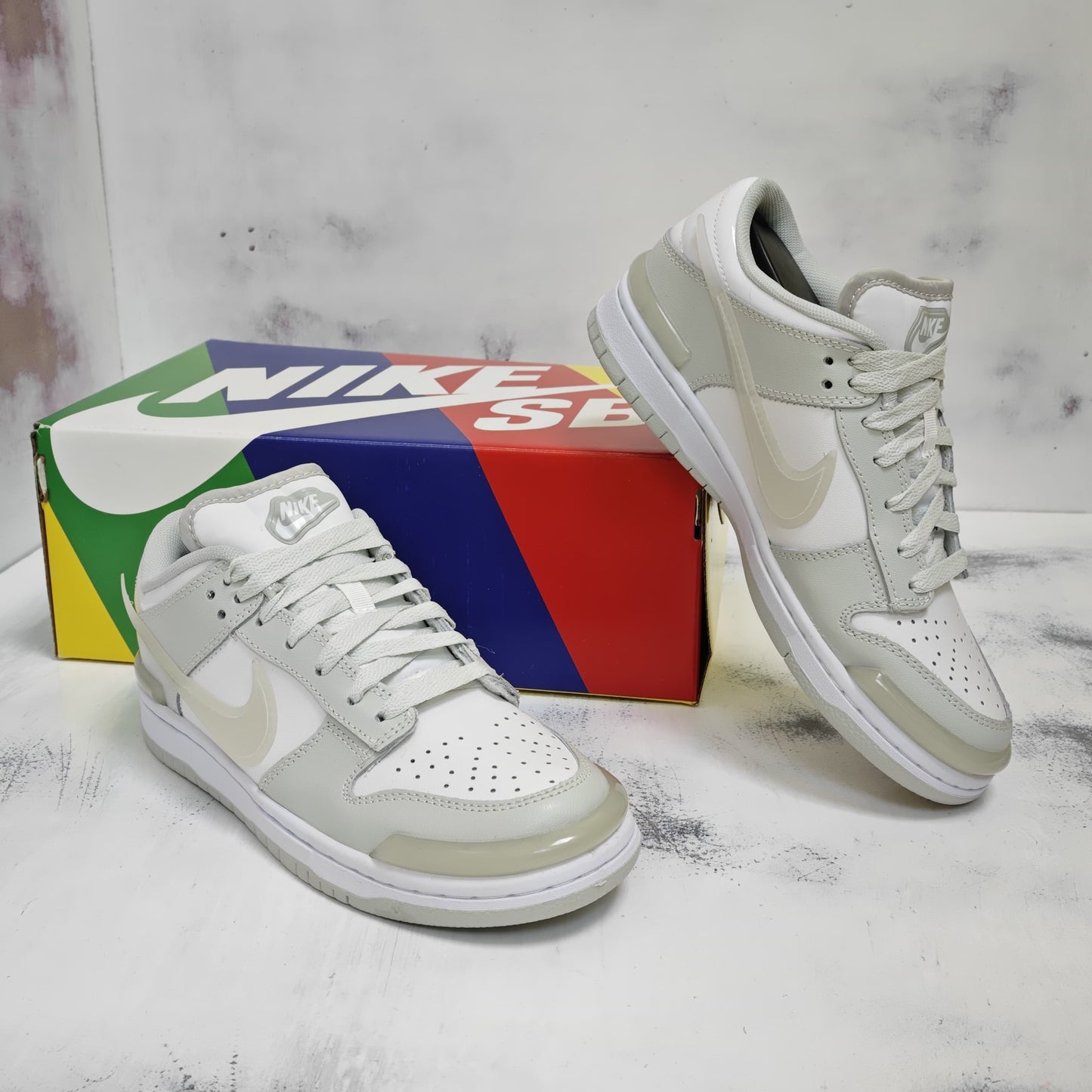 NKE SB DUNK LOW AMBUSH LIGHT GREY