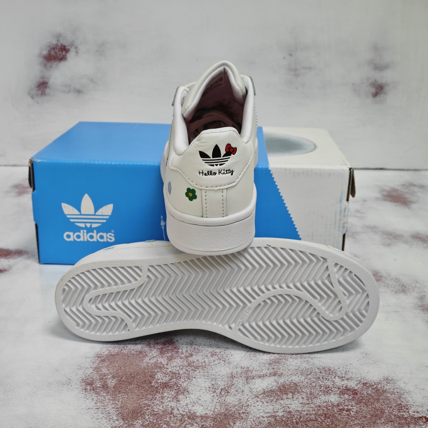 ADDS CONCHA KITTY FLOWERS