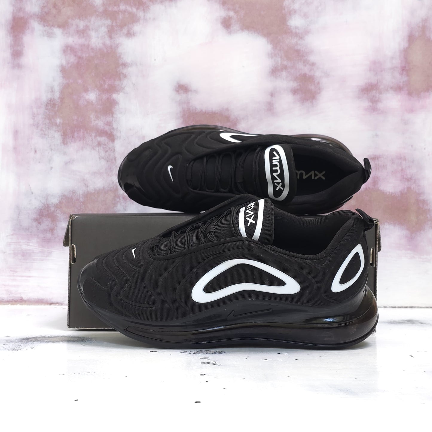 NKE AIRMAX 720 BLACK AND WHITE