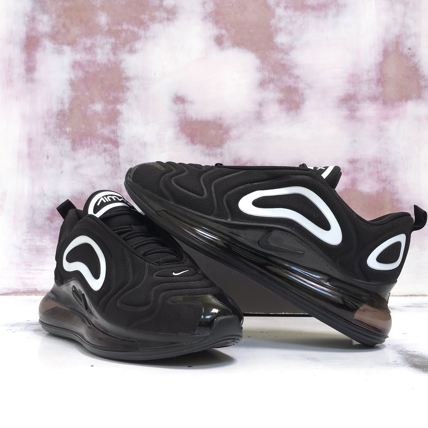 NKE AIRMAX 720 BLACK AND WHITE