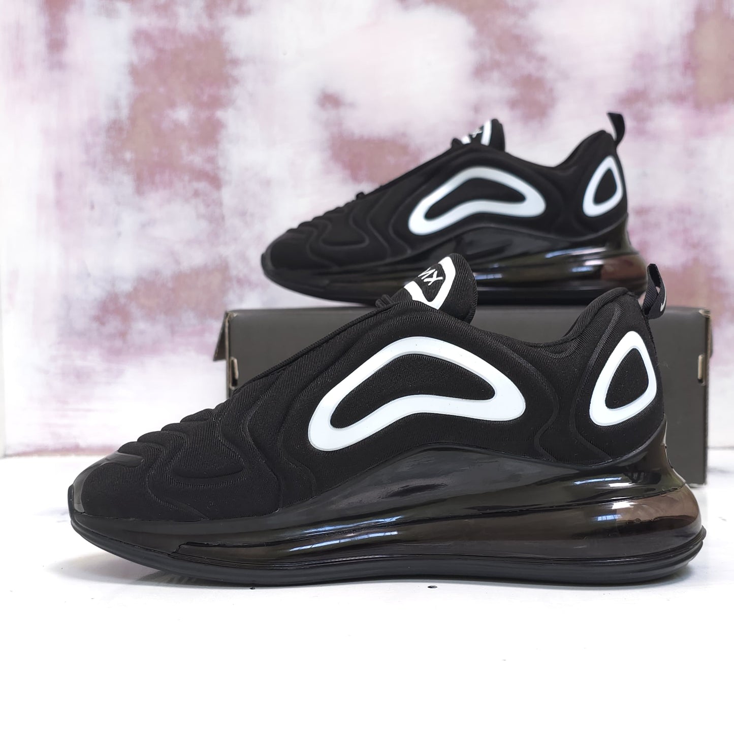 NKE AIRMAX 720 BLACK AND WHITE