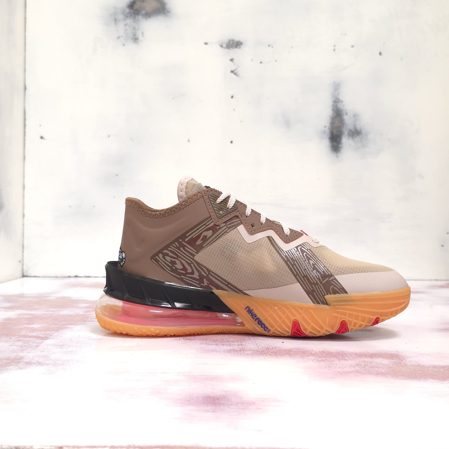 NKE LEBRON 18 COYOTE VS CORRECAMINOS