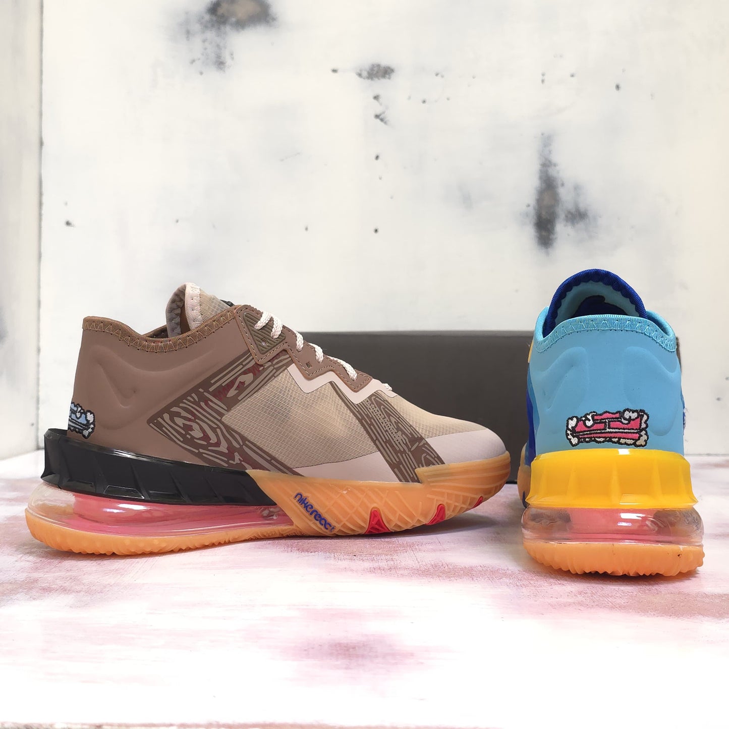 NKE LEBRON 18 COYOTE VS CORRECAMINOS