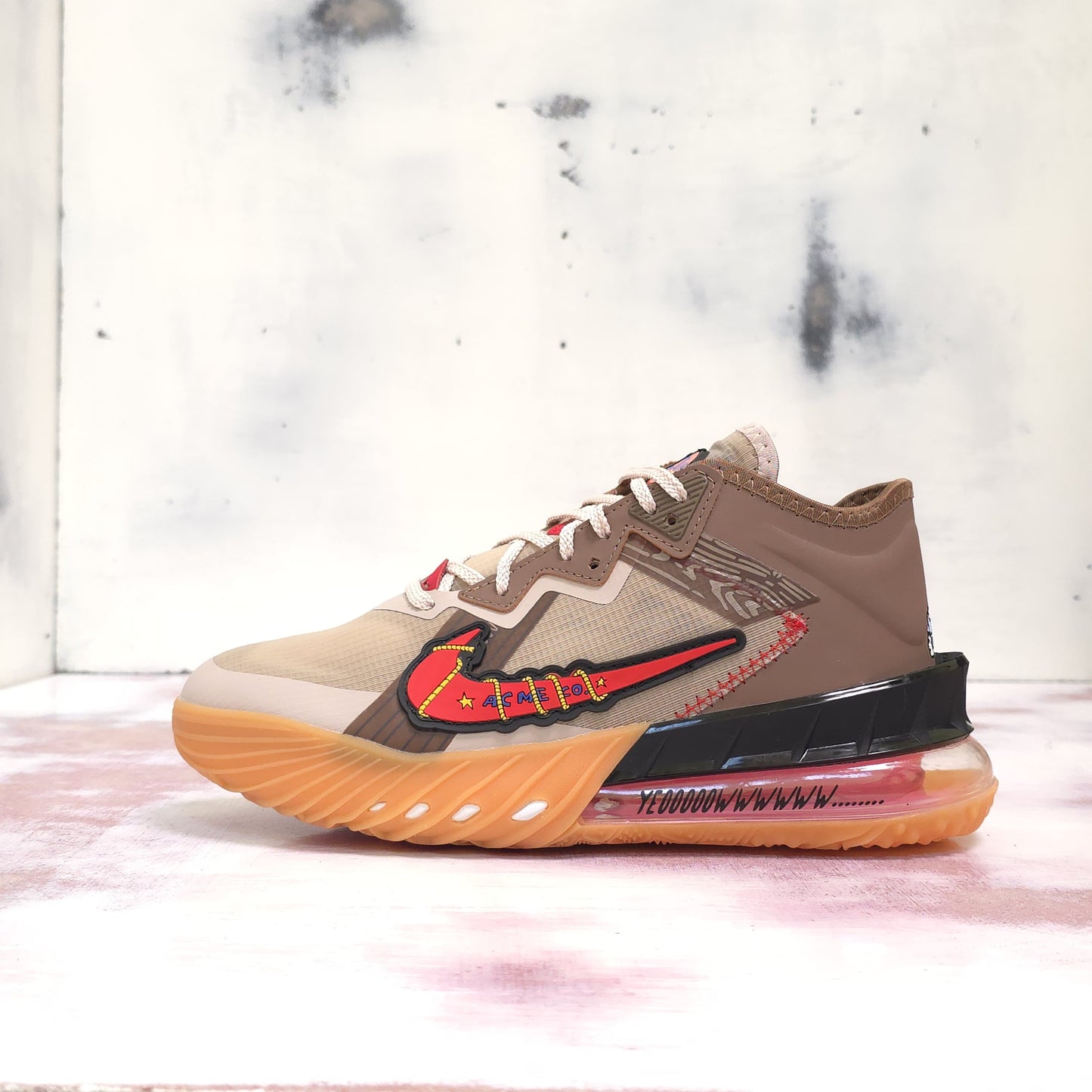 NKE LEBRON 18 COYOTE VS CORRECAMINOS
