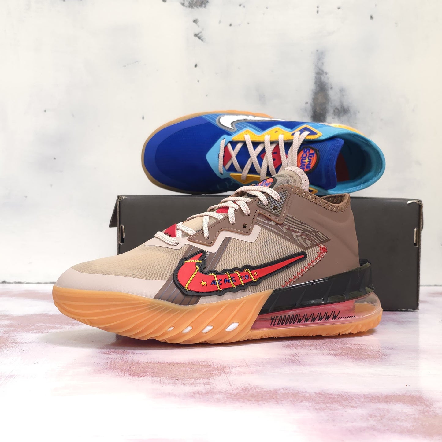 NKE LEBRON 18 COYOTE VS CORRECAMINOS