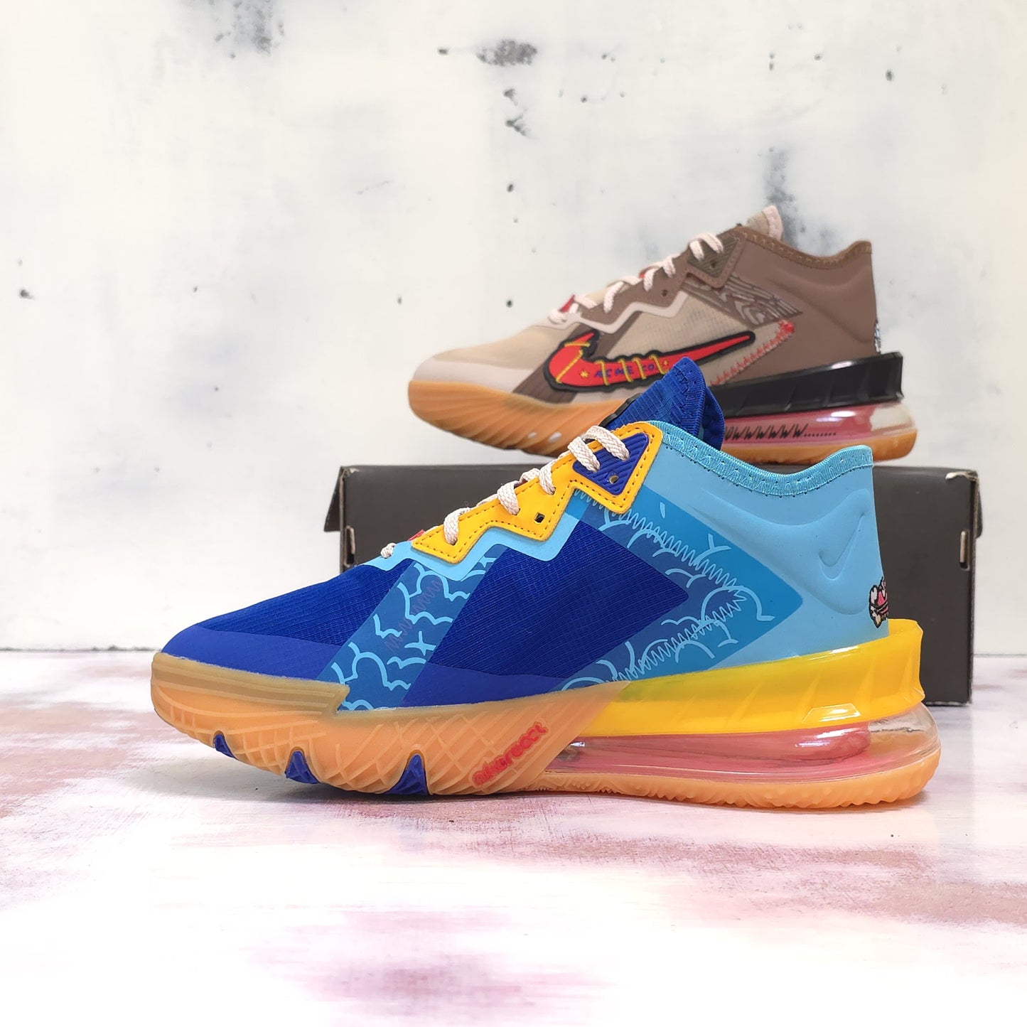 NKE LEBRON 18 COYOTE VS CORRECAMINOS