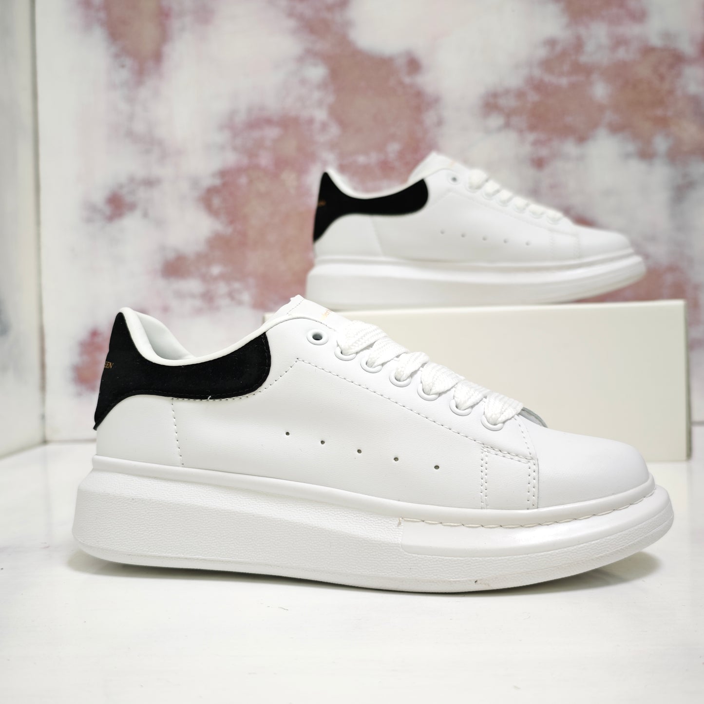 ALEXANDERR MC QUEEN WHITE AND BLACK
