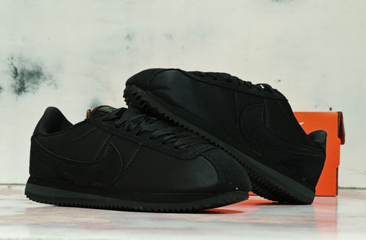 NKE CORTEZ BLACKOUT