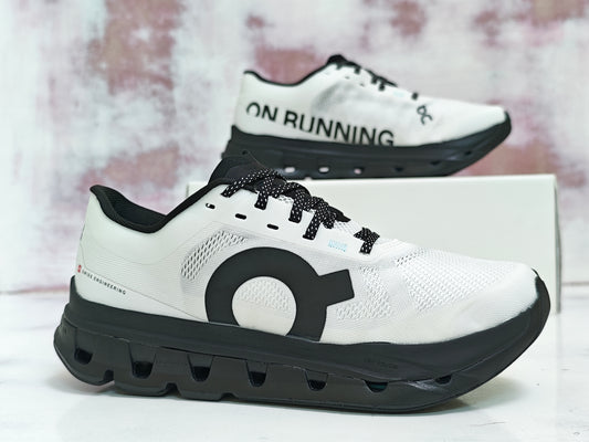 0N CLOUD FLOW WHITE BLACK