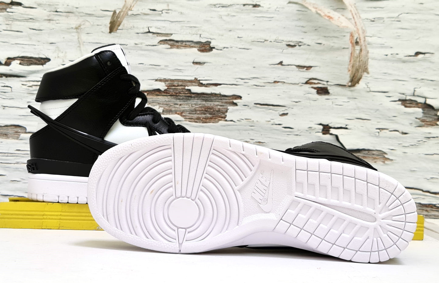 NKE DUNK HIGH SB BLACK & WHITE