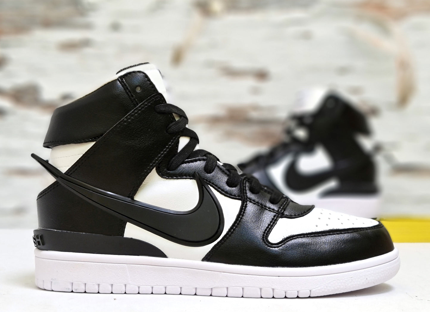 NKE DUNK HIGH SB BLACK & WHITE