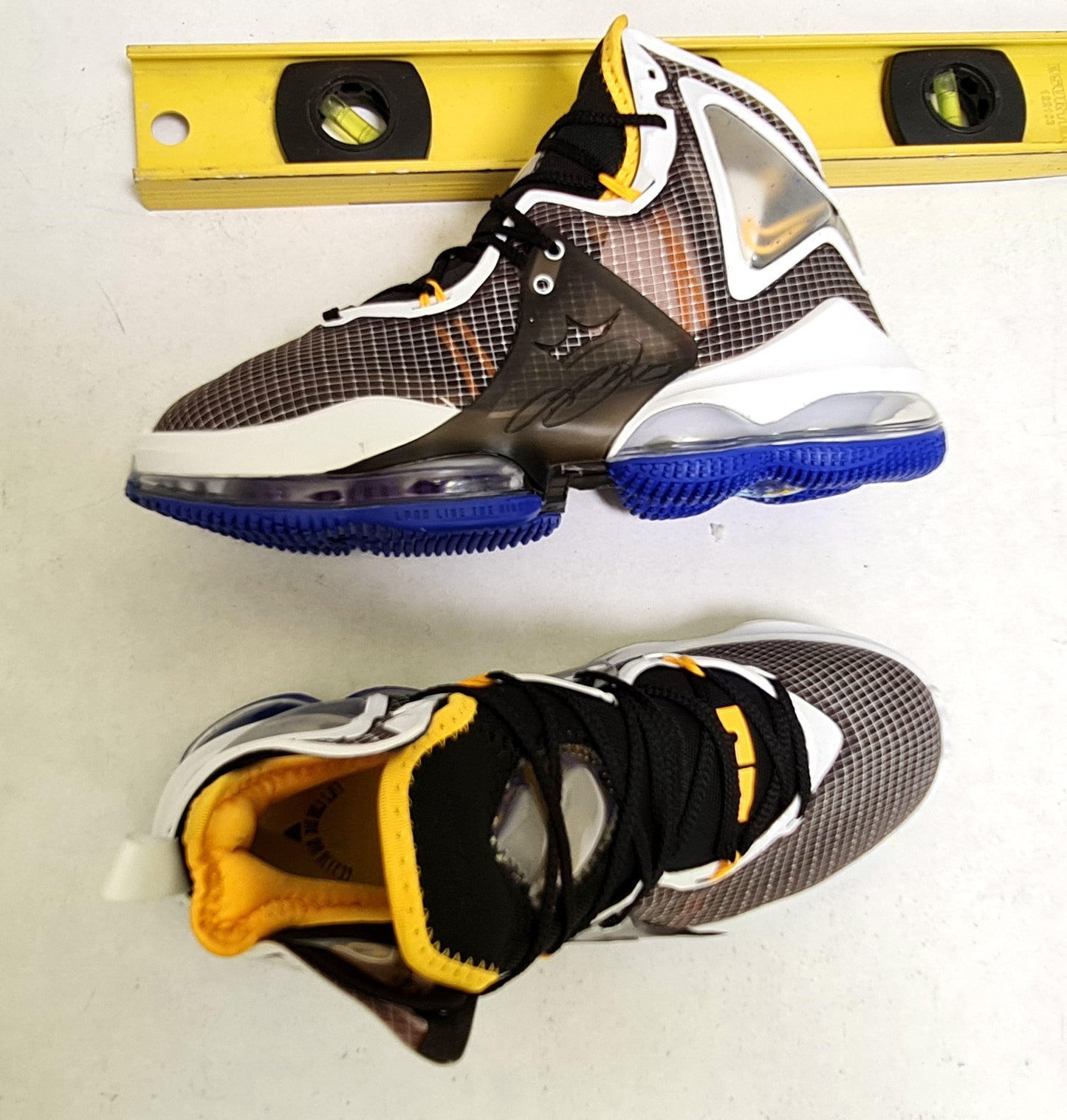 NKE LEBRON XIX LAKERS GRADUATE