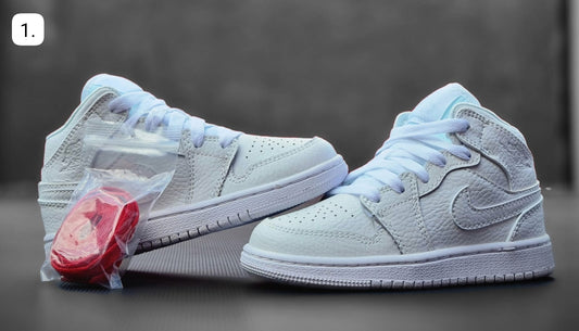 NKE JRND RETRO 1 TRIPLE WHITE KIDS