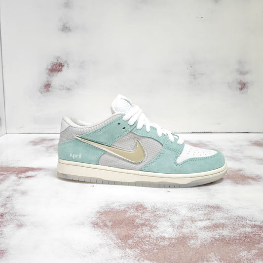 NKE SB DUNK LOW BY APRIL