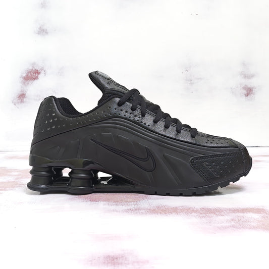 NKE SHOX R4 BLACKOUT