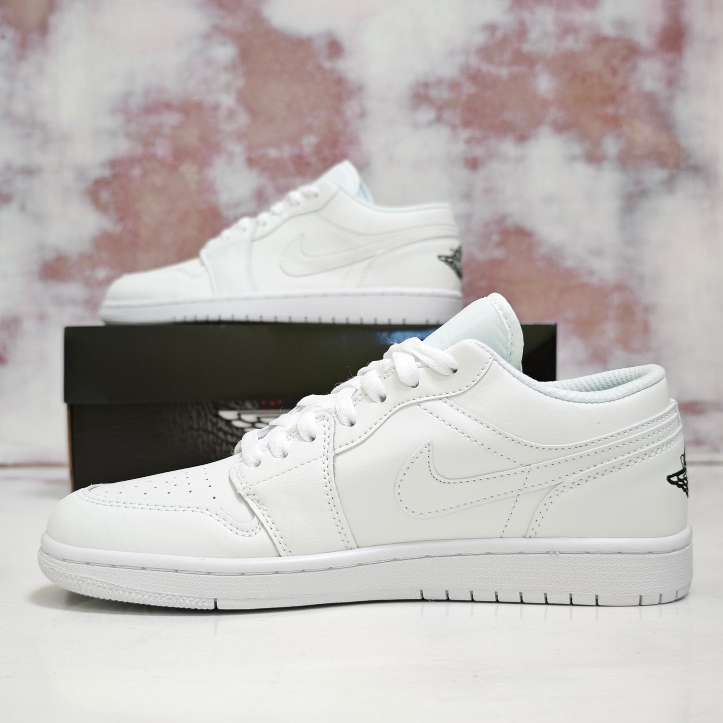 JRDN RETRO 1 TRIPLE WHITE LOW R1
