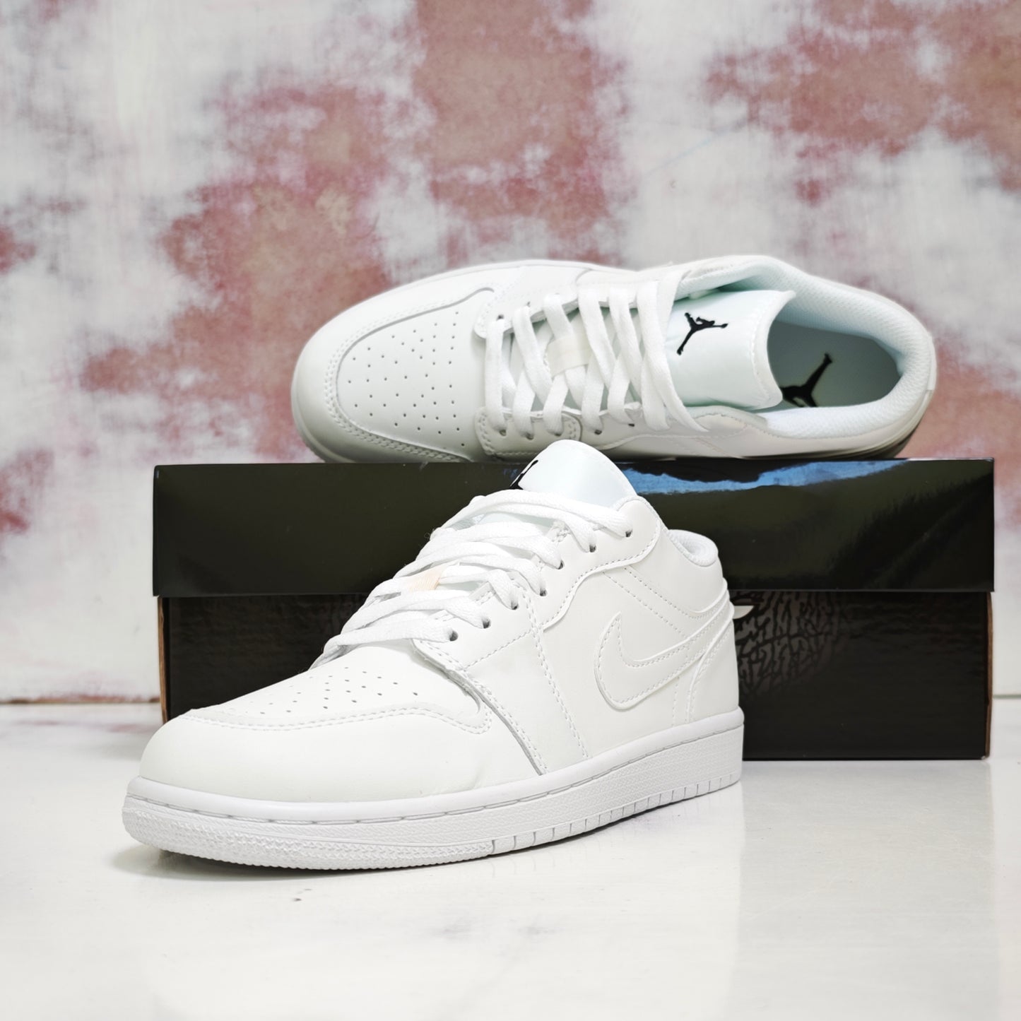 JRDN RETRO 1 TRIPLE WHITE LOW R1
