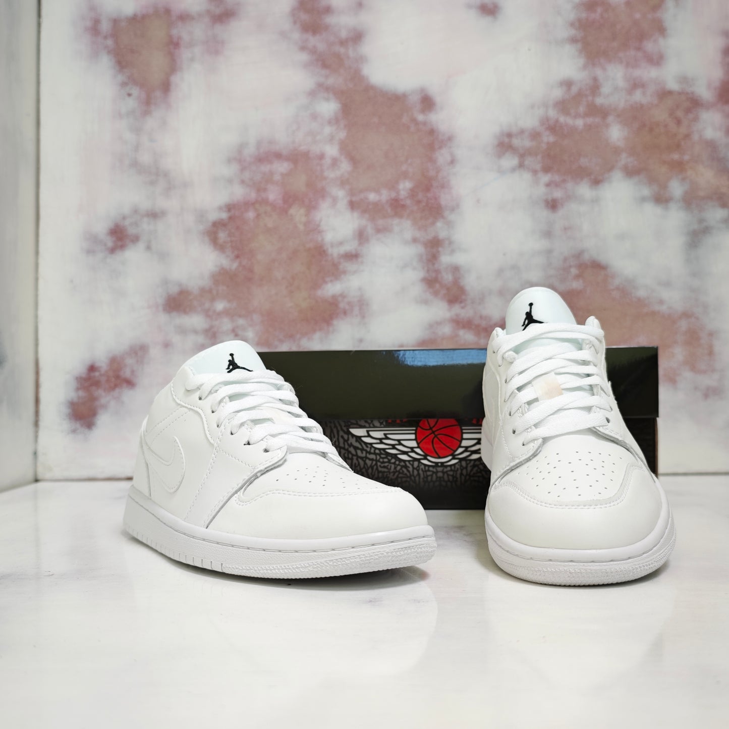 JRDN RETRO 1 TRIPLE WHITE LOW R1