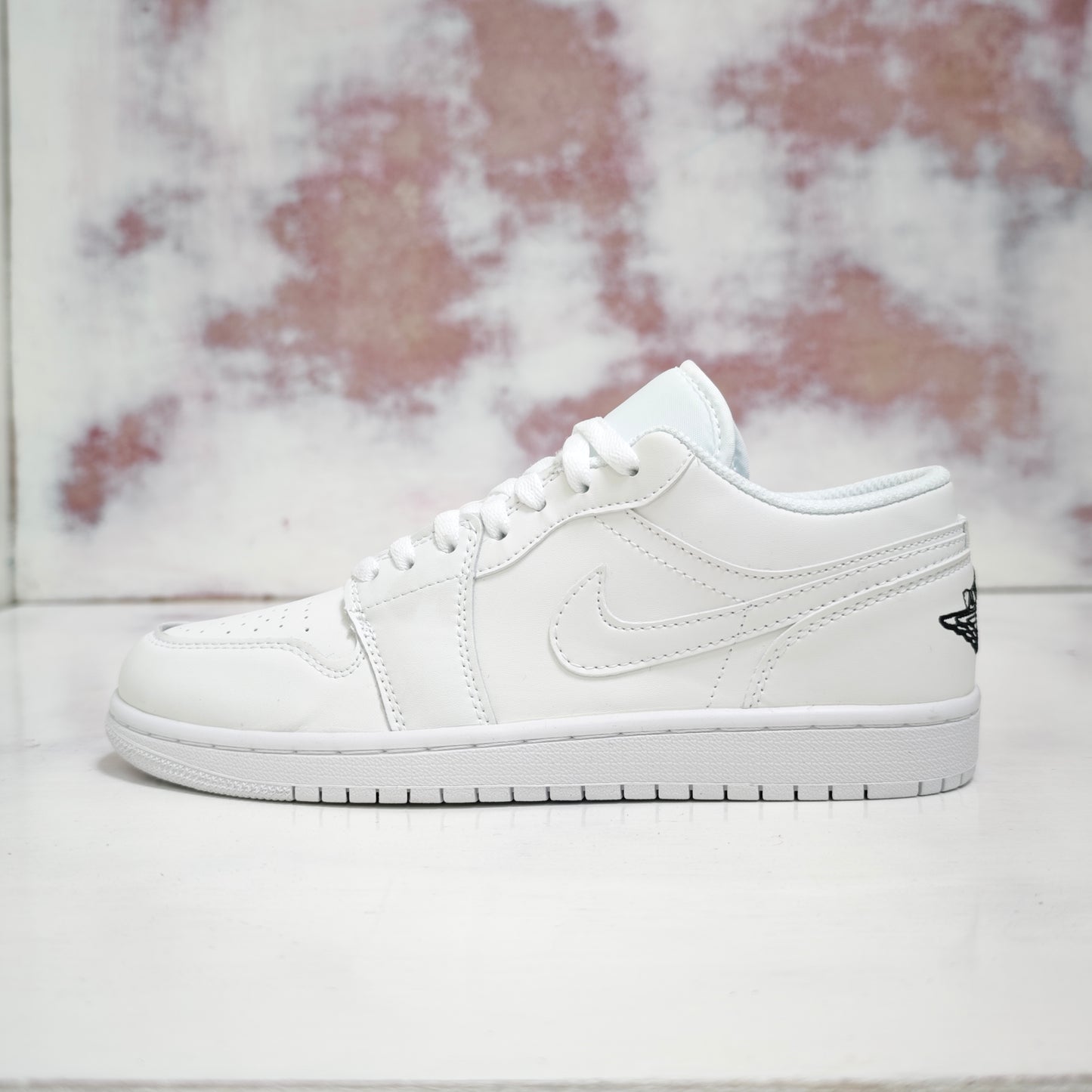 JRDN RETRO 1 TRIPLE WHITE LOW R1