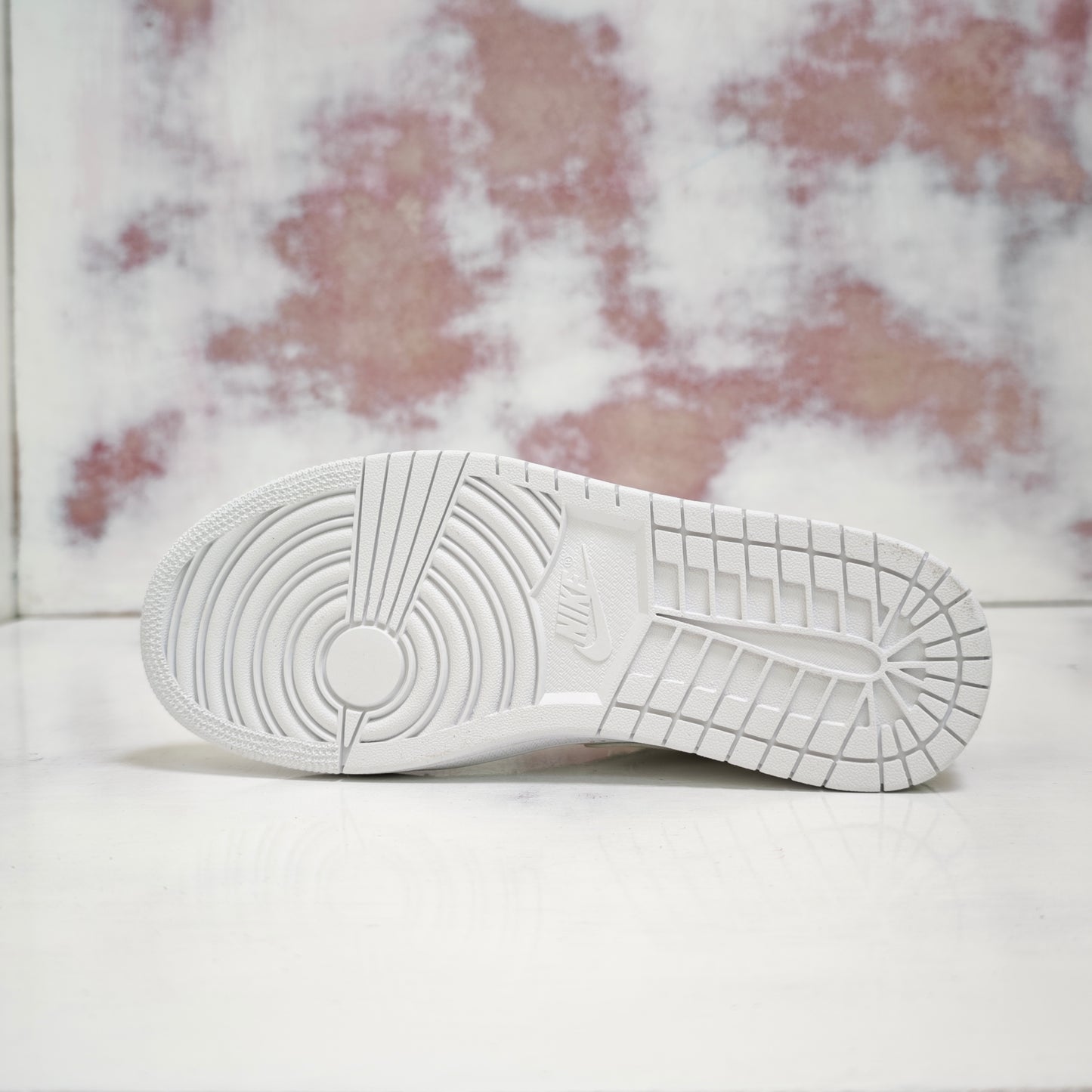 JRDN RETRO 1 TRIPLE WHITE LOW R1