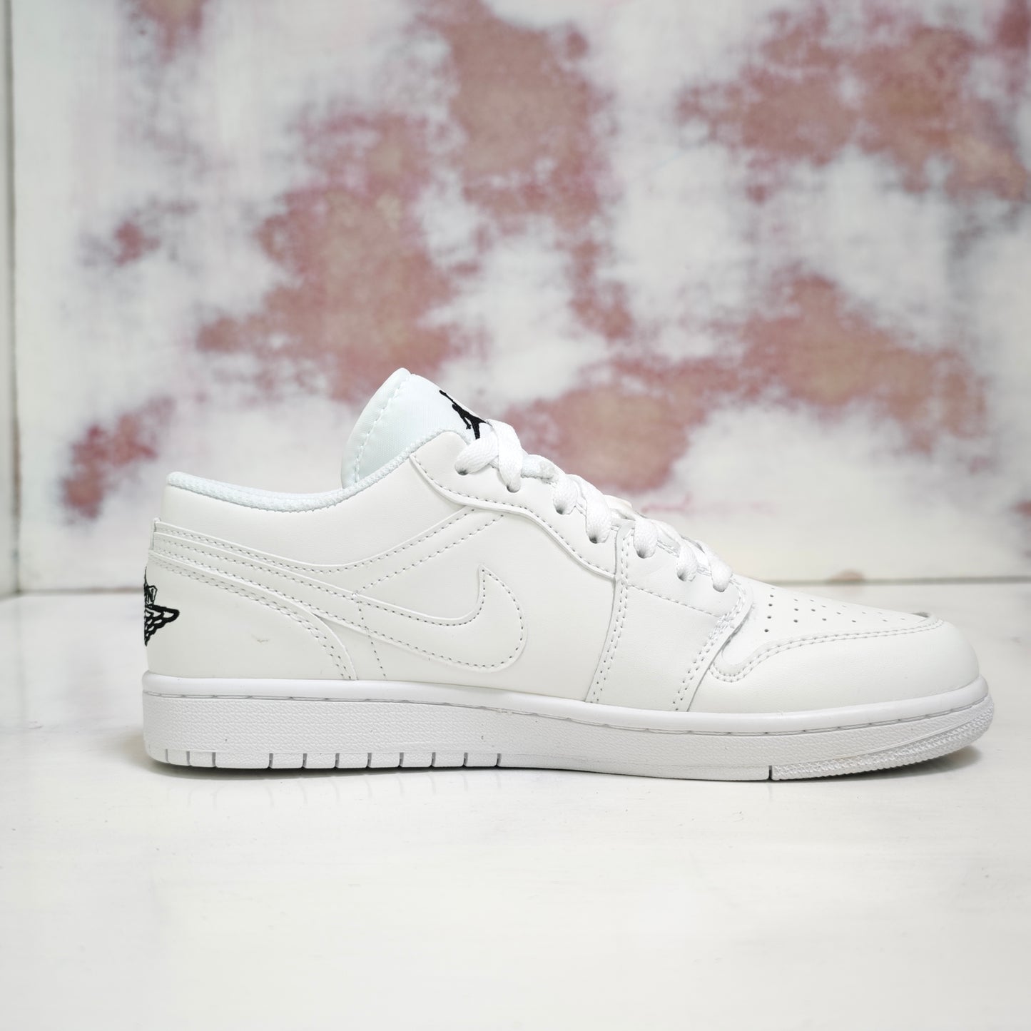 JRDN RETRO 1 TRIPLE WHITE LOW R1