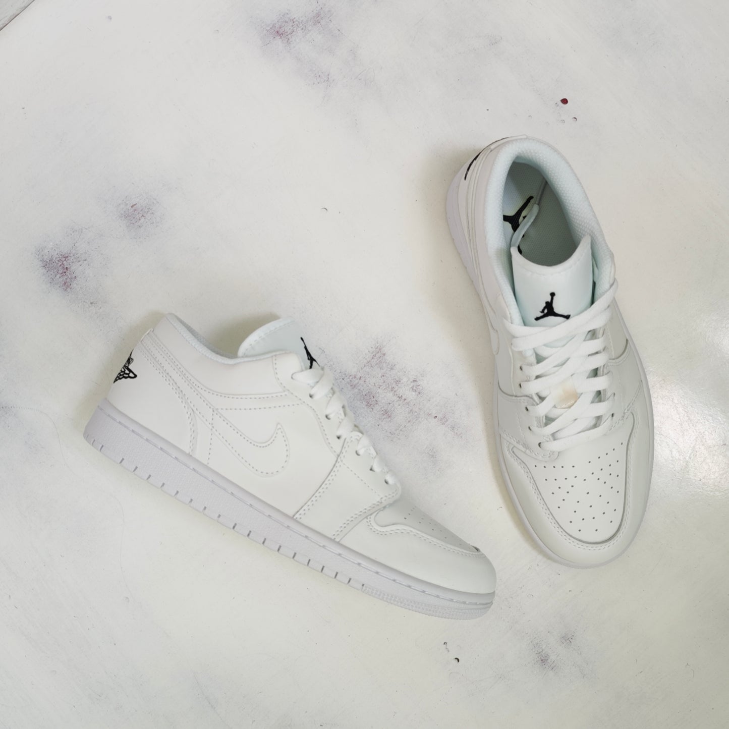 JRDN RETRO 1 TRIPLE WHITE LOW R1