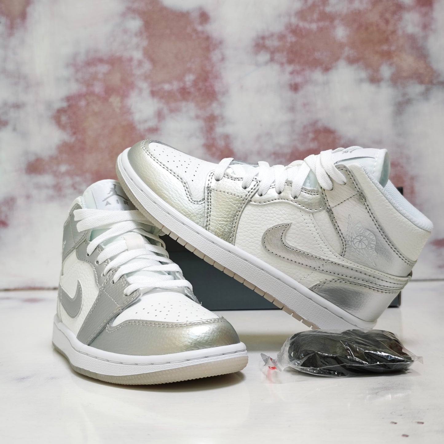JRDN RETRO 1 METALLIC SILVER