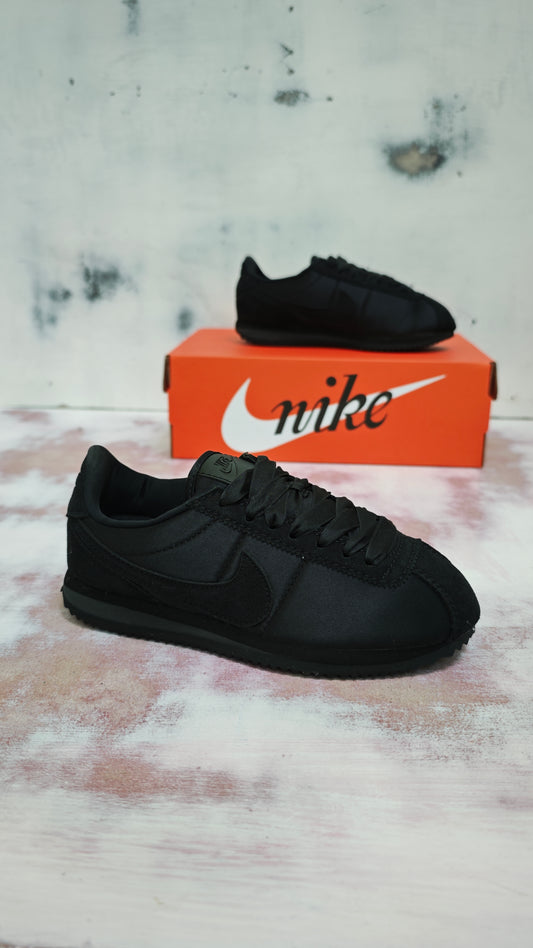 NKE CORTEZ BLACKOUT