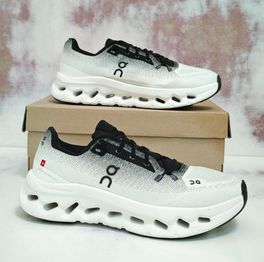 0N Cloudtilt white and black