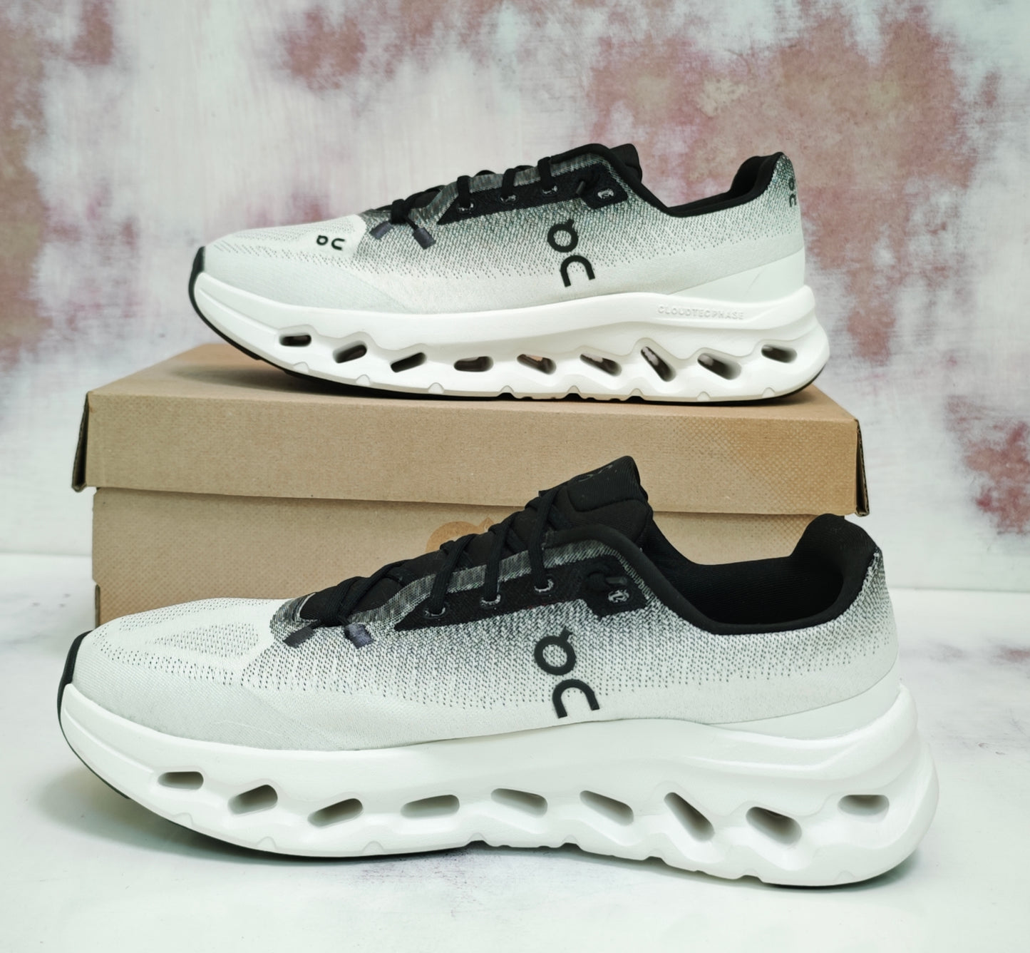 0N Cloudtilt white and black