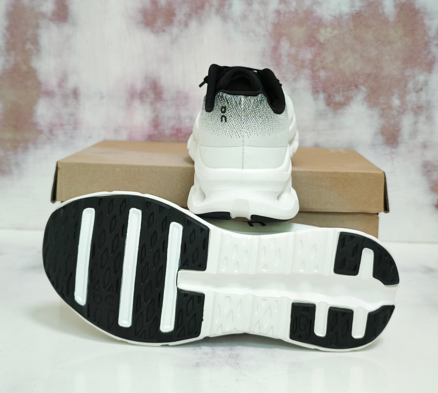 0N Cloudtilt white and black