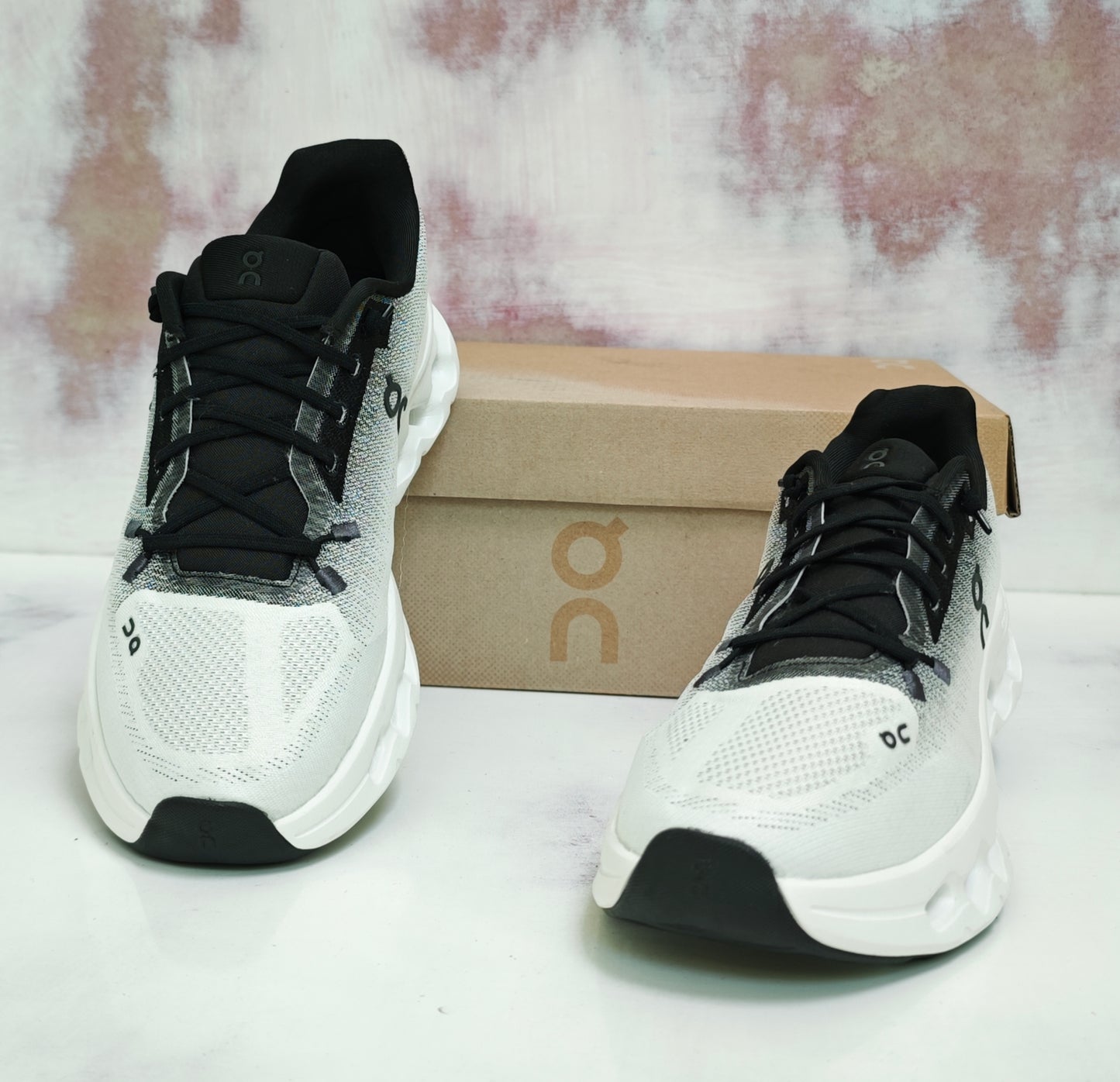 0N Cloudtilt white and black