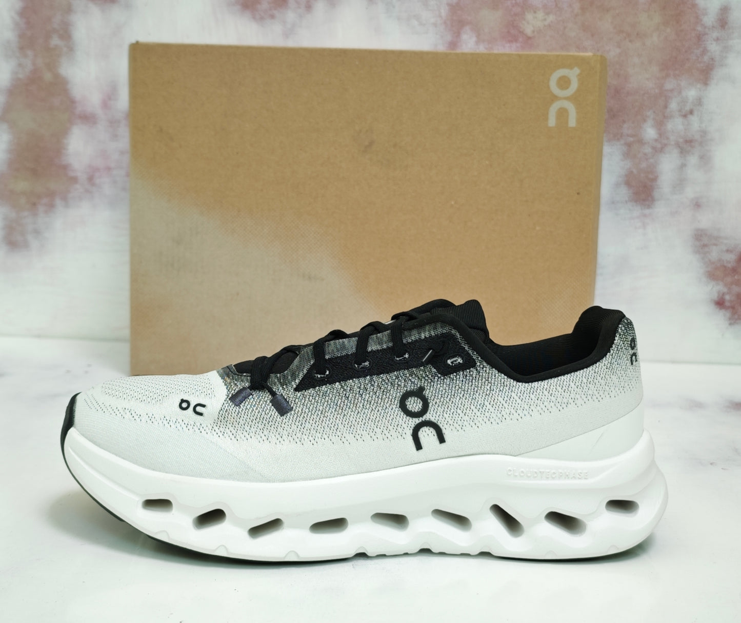 0N Cloudtilt white and black