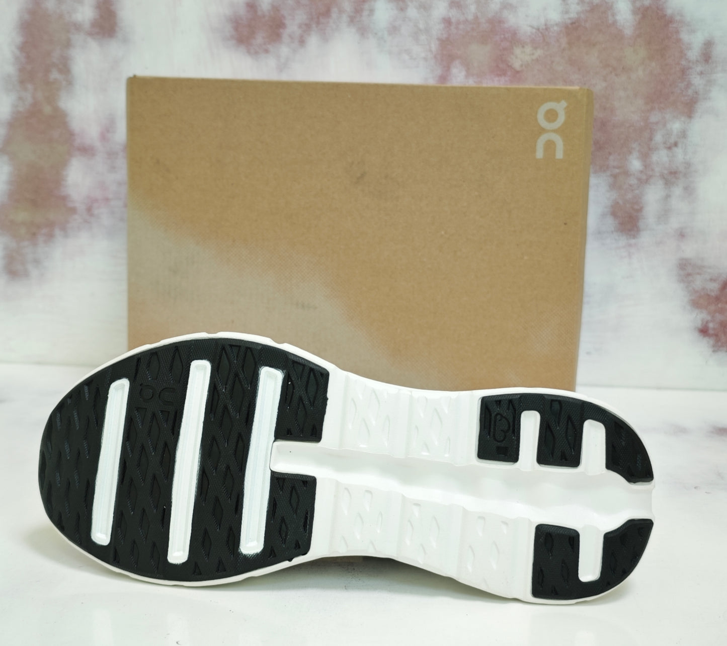 0N Cloudtilt white and black