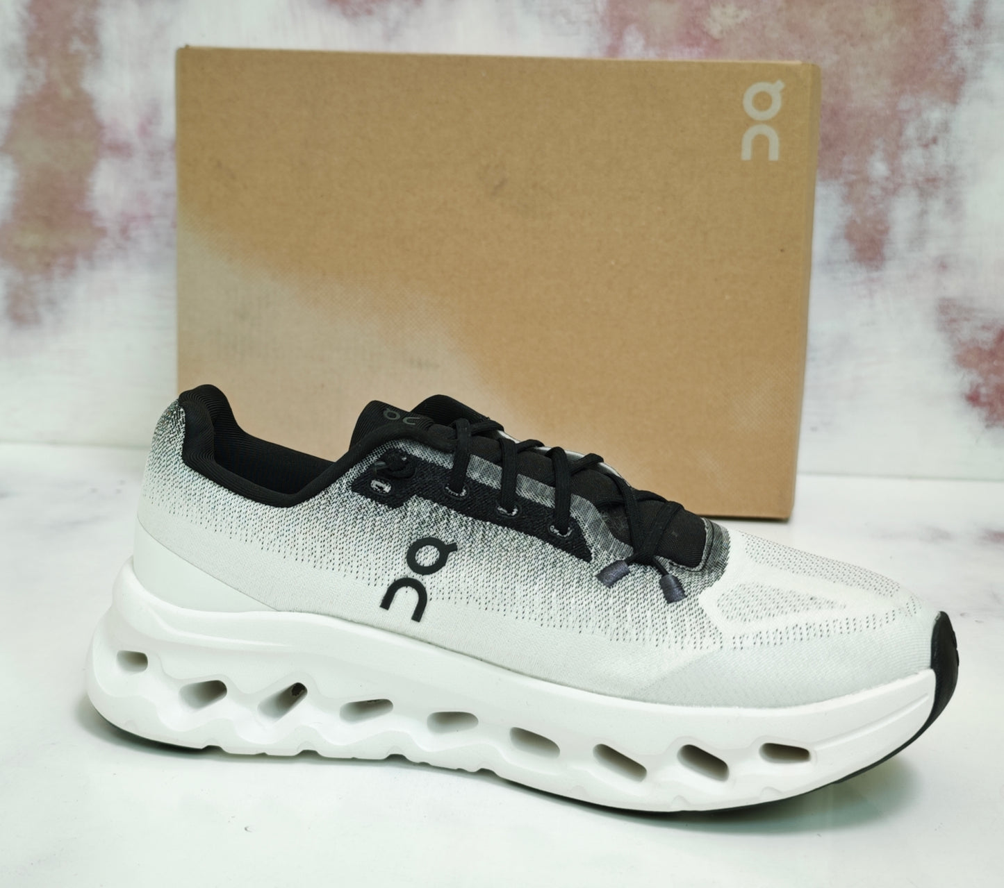 0N Cloudtilt white and black