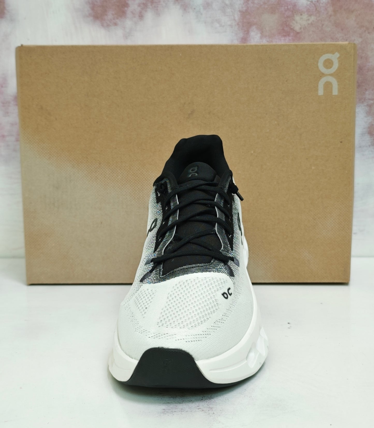 0N Cloudtilt white and black