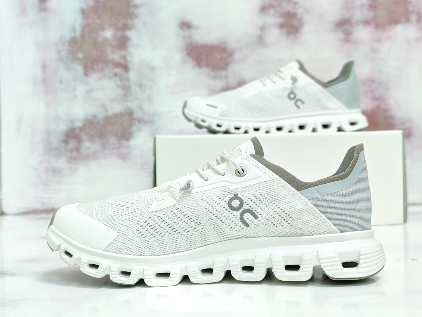 0N CLOUD  COAST WHITE