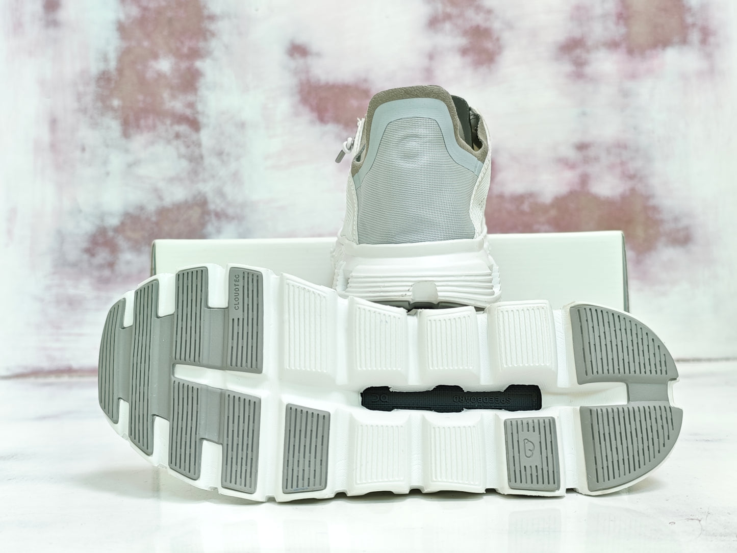 0N CLOUD  COAST WHITE