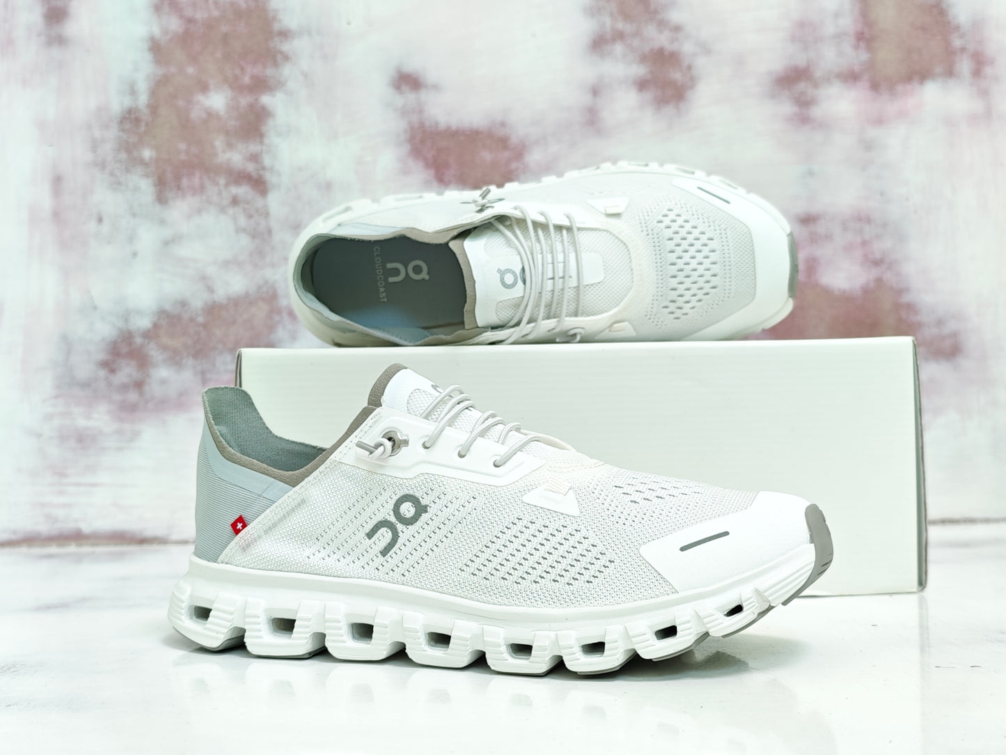 0N CLOUD  COAST WHITE