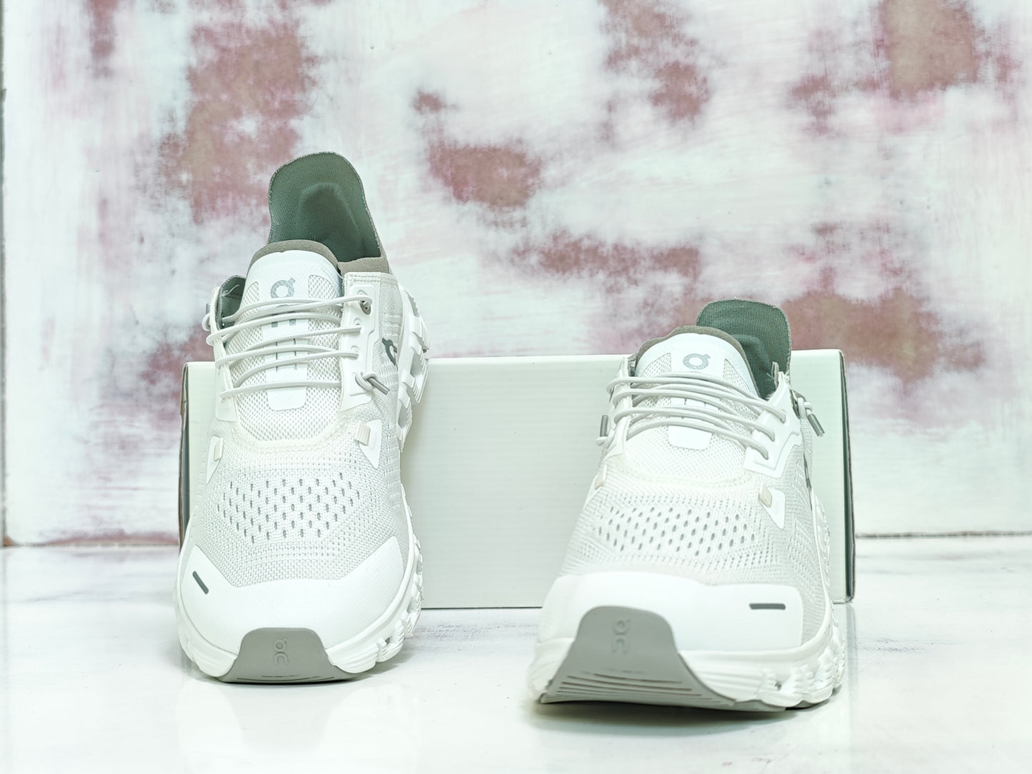 0N CLOUD  COAST WHITE