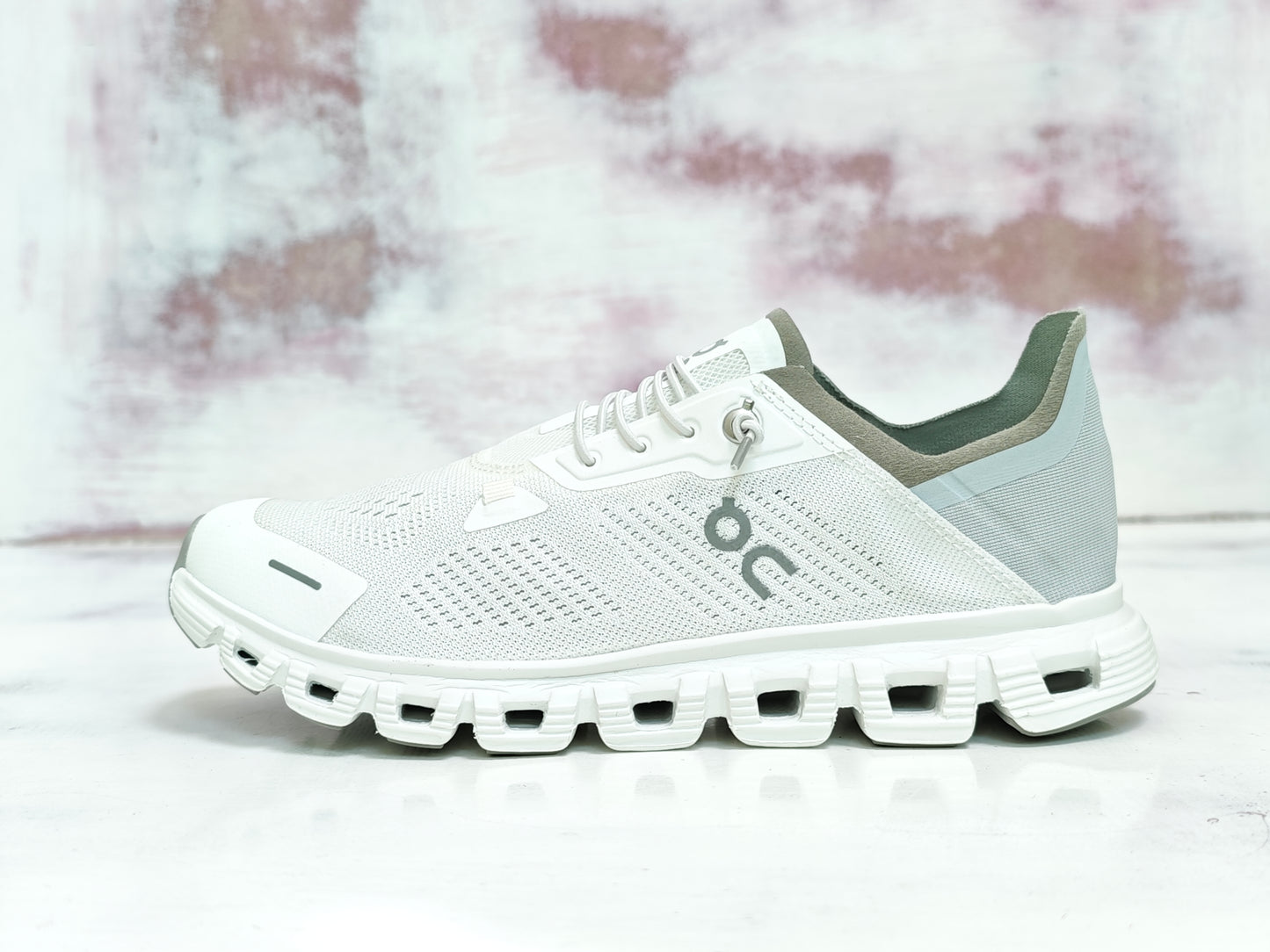 0N CLOUD  COAST WHITE
