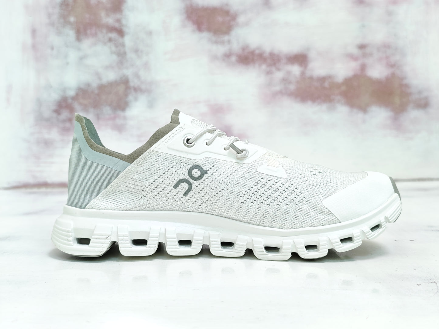 0N CLOUD  COAST WHITE