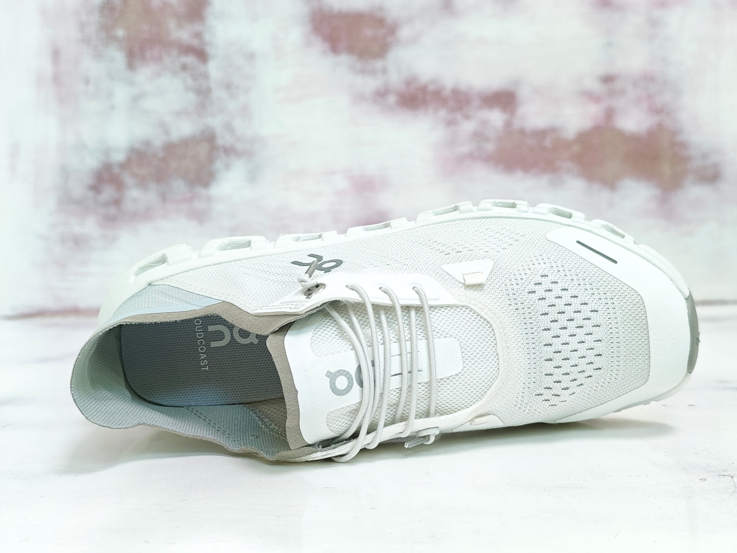 0N CLOUD  COAST WHITE