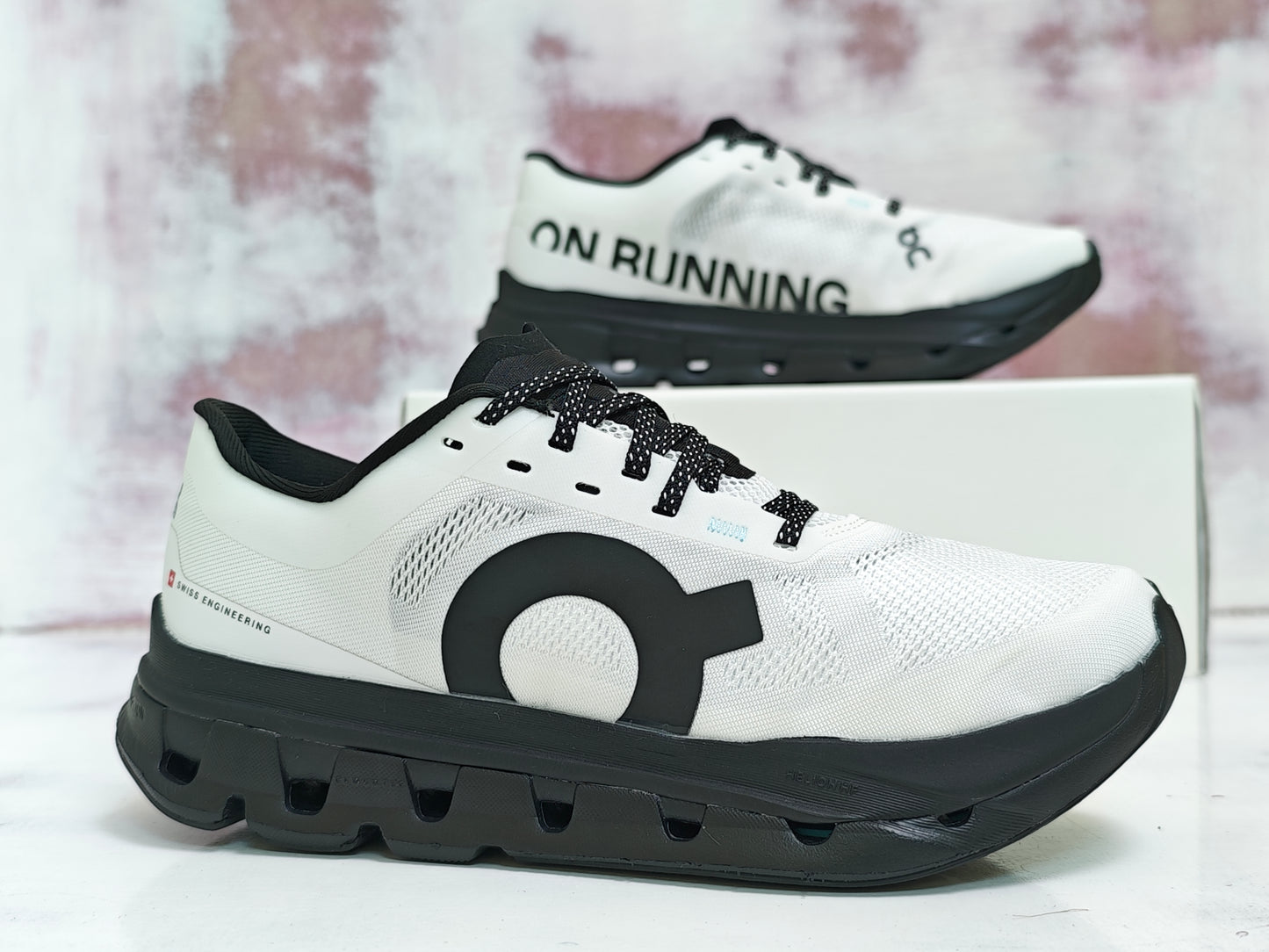 0N CLOUD  FLOW WHITE BLACK