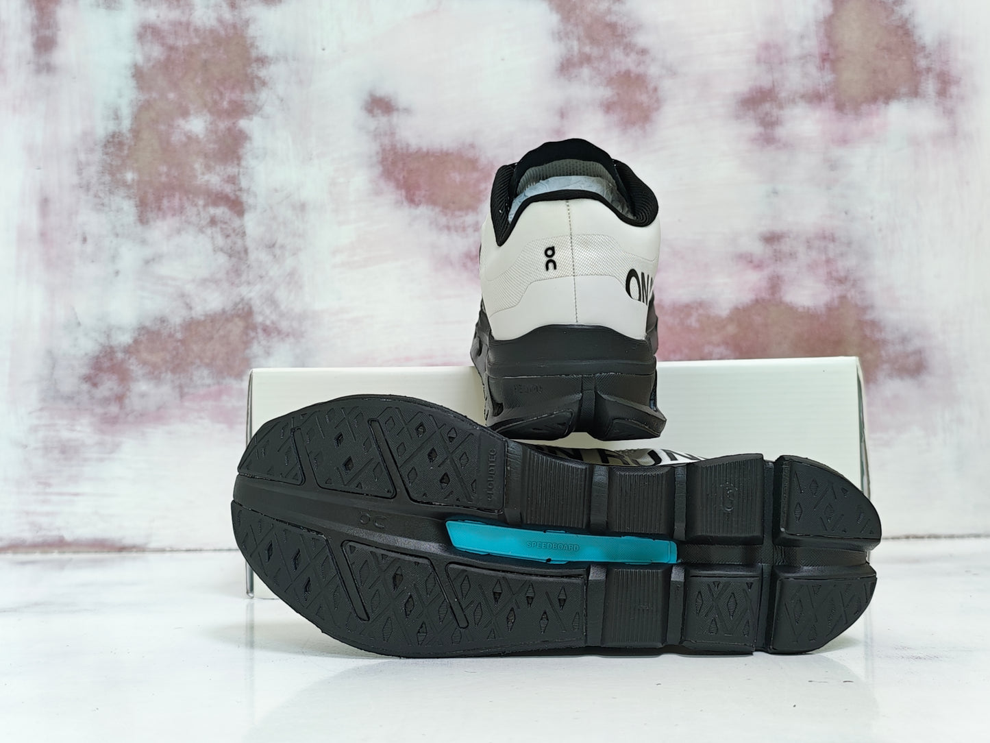 0N CLOUD  FLOW WHITE BLACK