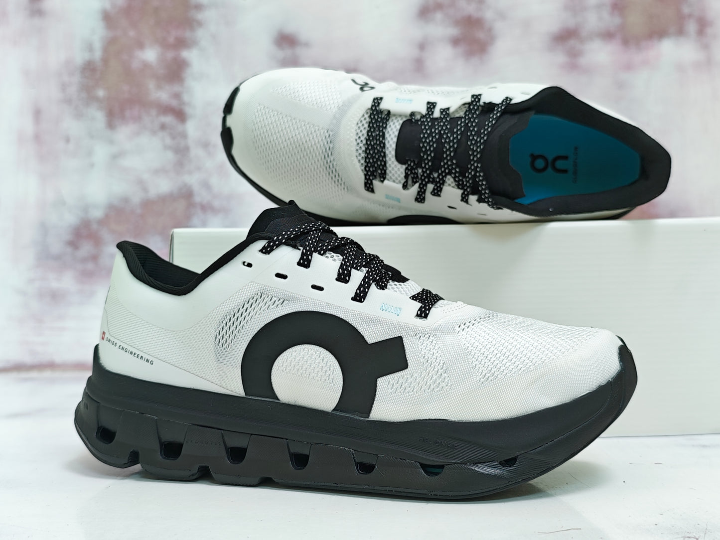 0N CLOUD  FLOW WHITE BLACK